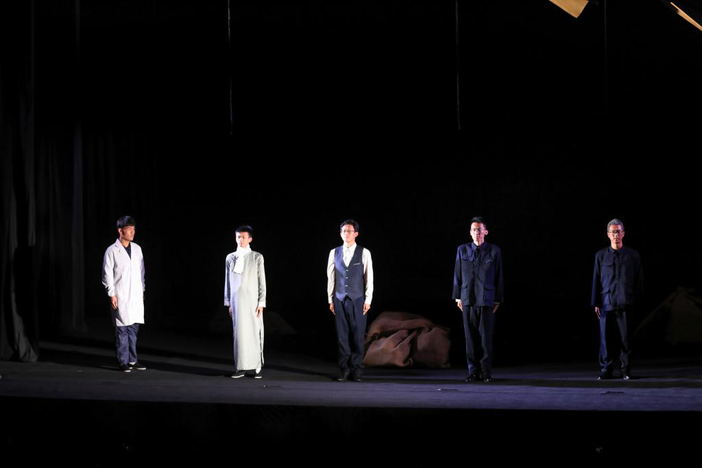 2993DDAAF67228E3DF29953E58C_CE702136_2FAAC.png?e= 《百年守锷》话剧演出剧照